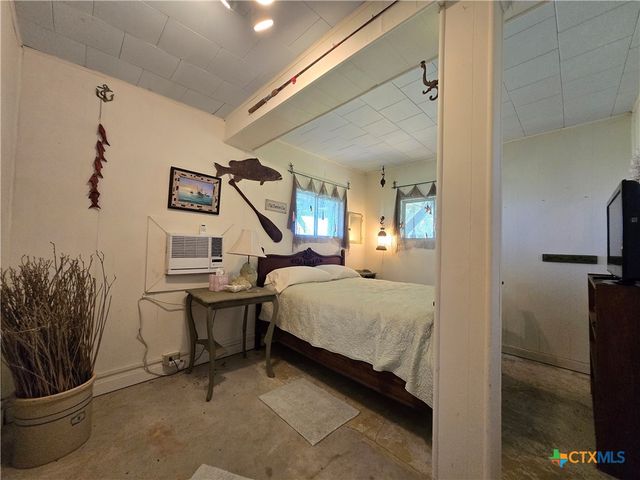 2182 W Bayshore Drive, Palacios, TX 77465