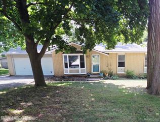 4510 Meadow Way, White Lake, MI 48383
