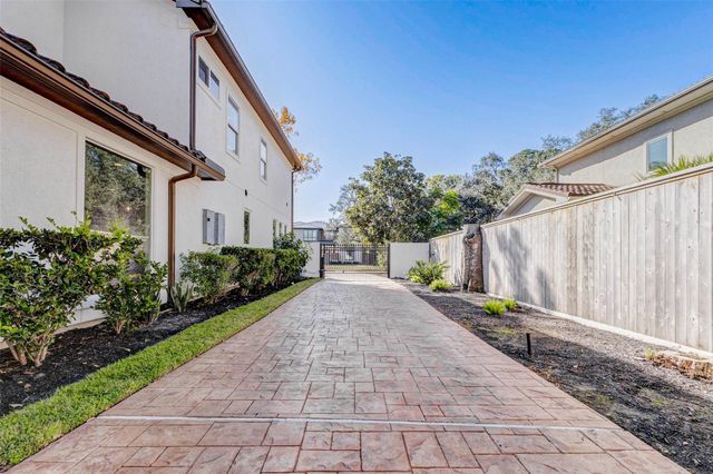 5410 Valerie St, Bellaire, TX 77401