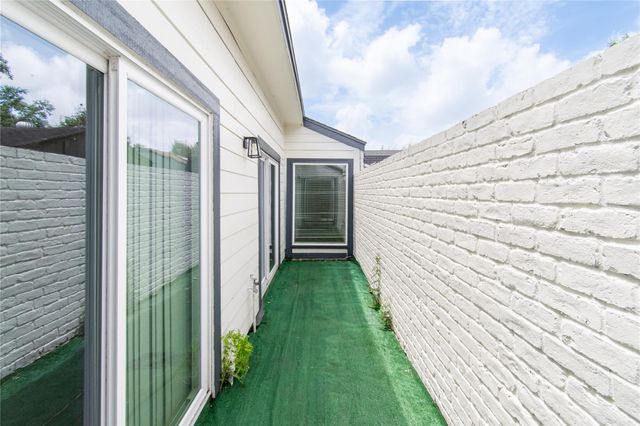 6423 Coachwood Drive, Houston, TX 77035