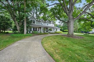 32240 Robinhood Drive, Beverly Hills, MI 48025