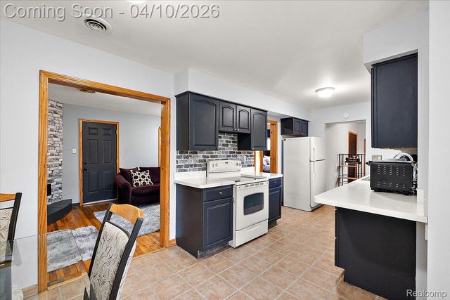 1920 E Saratoga Street, Ferndale, MI 48220