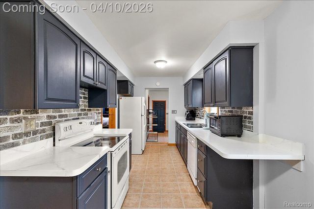 1920 E Saratoga Street, Ferndale, MI 48220