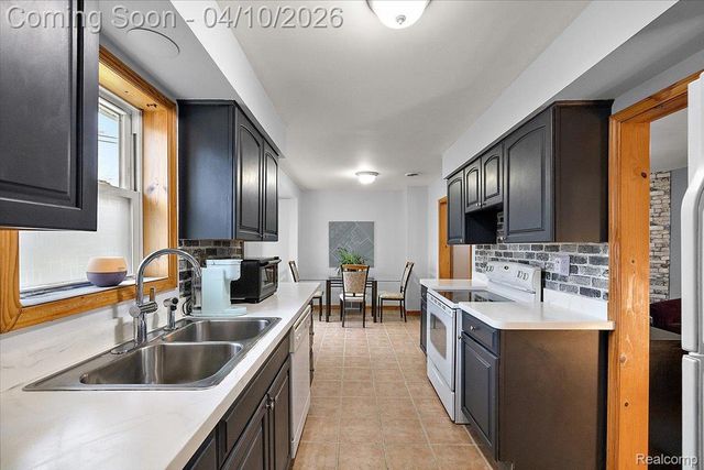 1920 E Saratoga Street, Ferndale, MI 48220