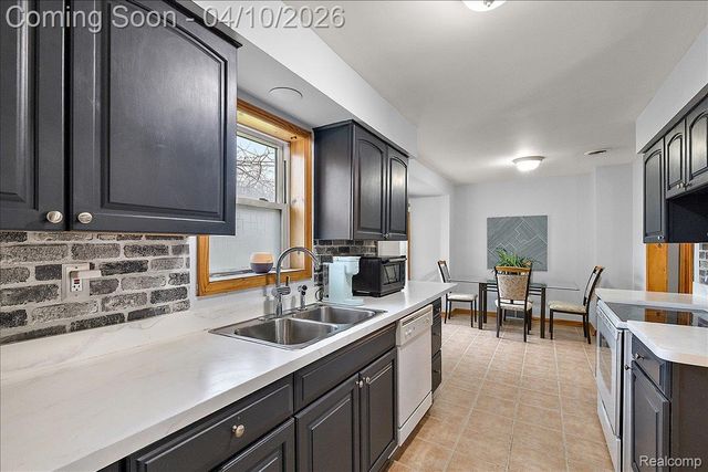 1920 E Saratoga Street, Ferndale, MI 48220