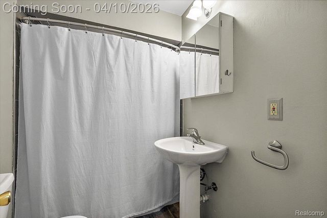1920 E Saratoga Street, Ferndale, MI 48220