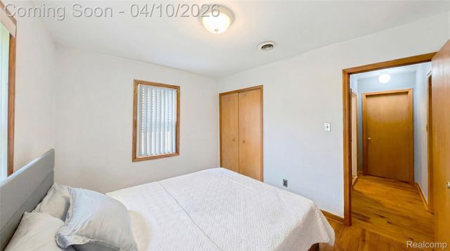 1920 E Saratoga Street, Ferndale, MI 48220