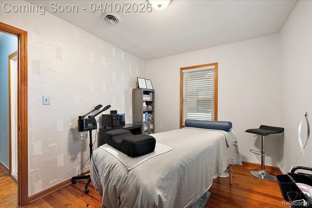 1920 E Saratoga Street, Ferndale, MI 48220