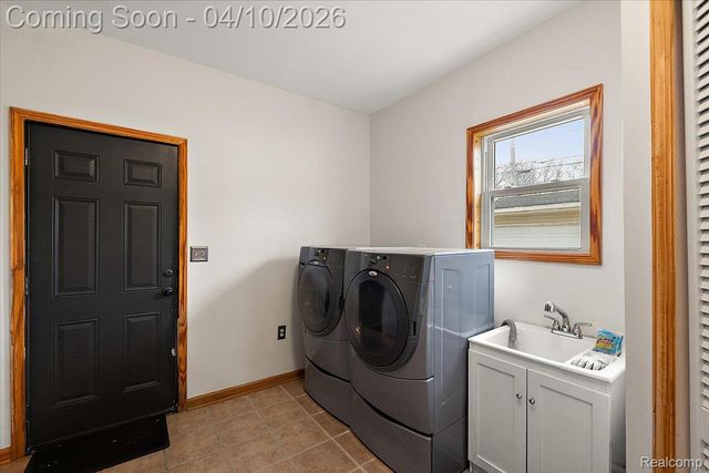 1920 E Saratoga Street, Ferndale, MI 48220