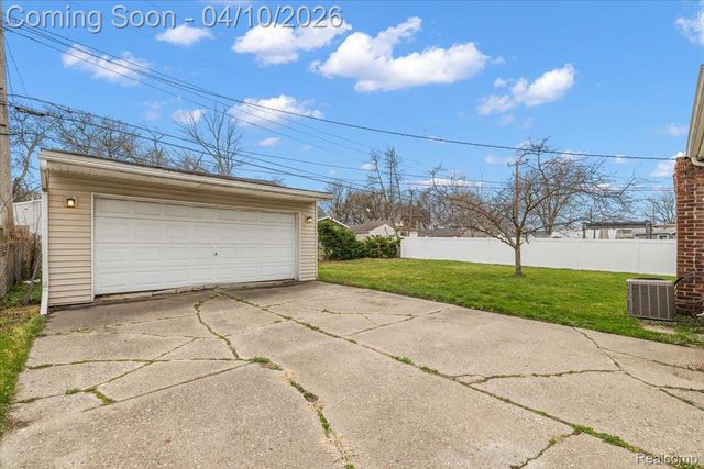 1920 E Saratoga Street, Ferndale, MI 48220