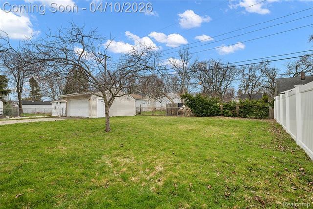 1920 E Saratoga Street, Ferndale, MI 48220