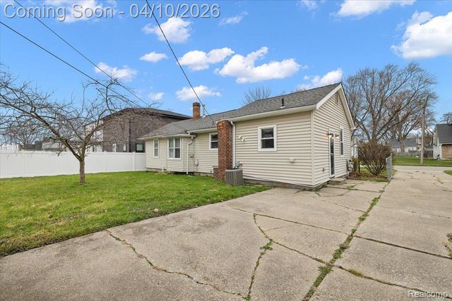 1920 E Saratoga Street, Ferndale, MI 48220