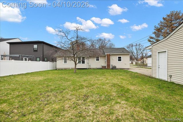 1920 E Saratoga Street, Ferndale, MI 48220