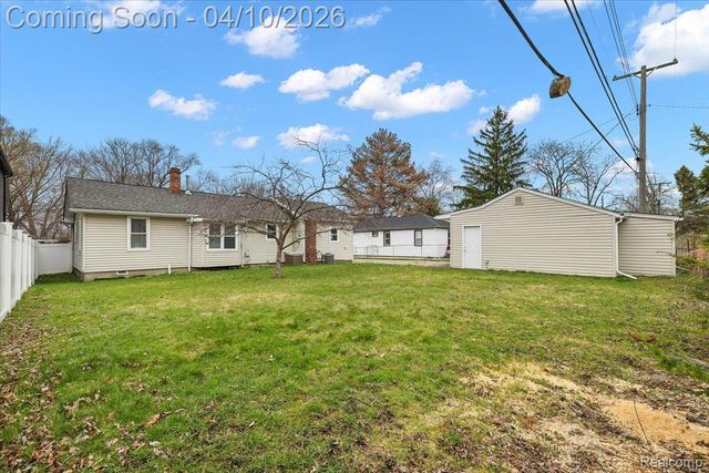 1920 E Saratoga Street, Ferndale, MI 48220