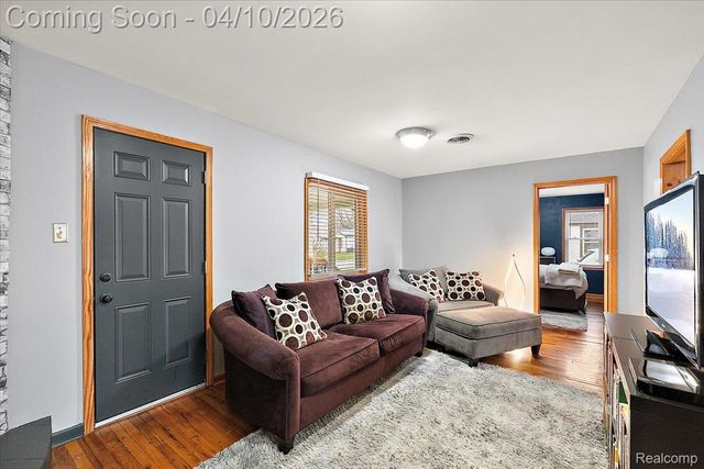 1920 E Saratoga Street, Ferndale, MI 48220