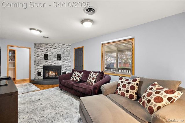 1920 E Saratoga Street, Ferndale, MI 48220
