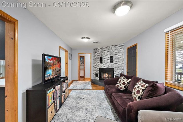 1920 E Saratoga Street, Ferndale, MI 48220