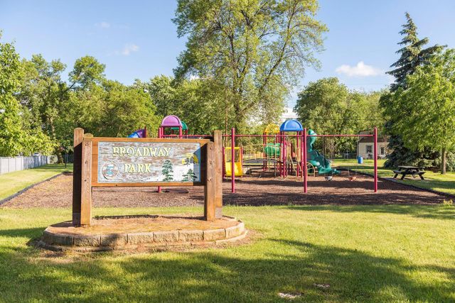 5848 Pennsylvania Avenue N, Crystal, MN 55428