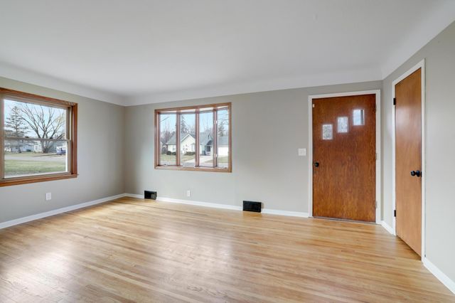 5848 Pennsylvania Avenue N, Crystal, MN 55428