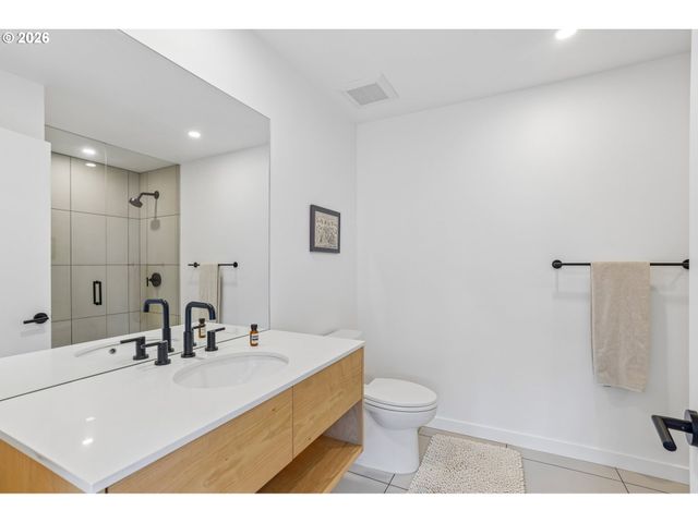 3905 N OVERLOOK Ter, Portland, OR 97227