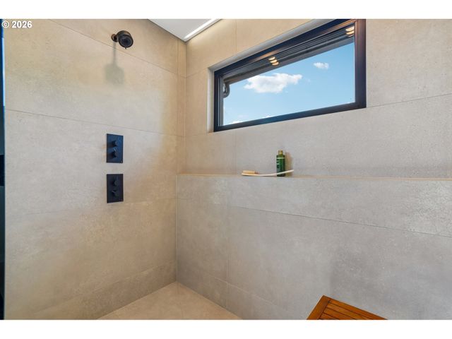 3905 N OVERLOOK Ter, Portland, OR 97227
