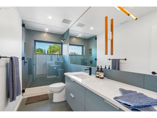 3905 N OVERLOOK Ter, Portland, OR 97227