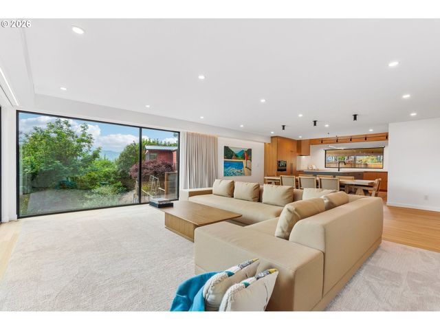 3905 N OVERLOOK Ter, Portland, OR 97227
