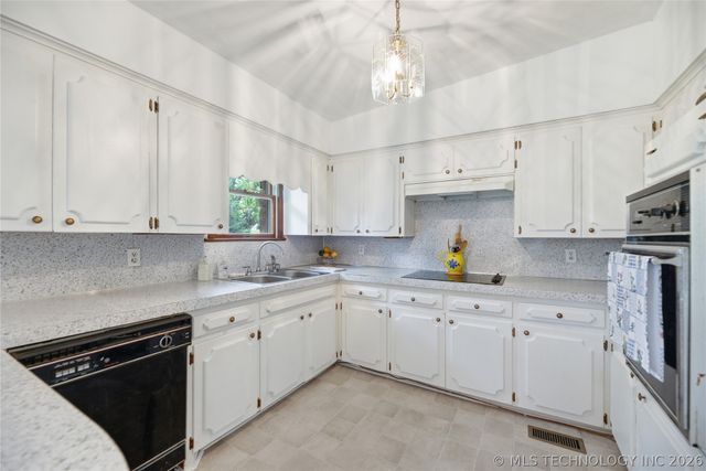 5641 S 369th West Avenue, Mannford, OK 74044