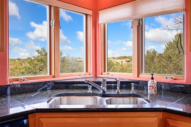 1079 Encantado Drive NE, Santa Fe, NM 87501