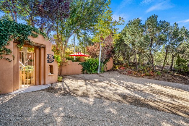 1079 Encantado Drive NE, Santa Fe, NM 87501