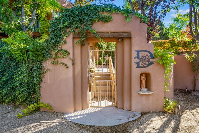 1079 Encantado Drive NE, Santa Fe, NM 87501