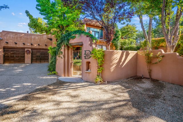 1079 Encantado Drive NE, Santa Fe, NM 87501