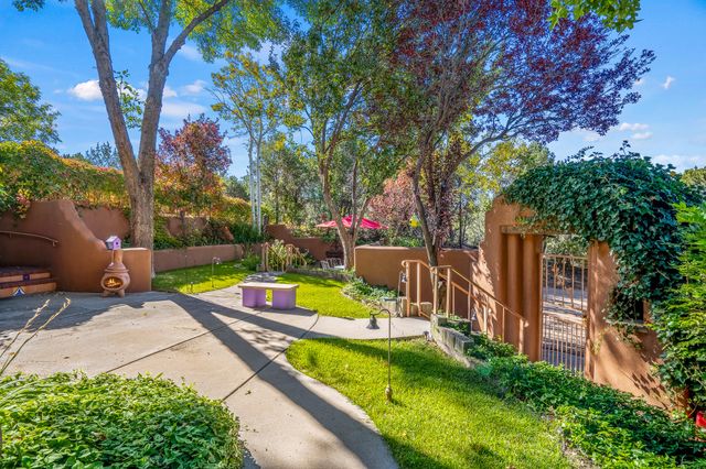 1079 Encantado Drive NE, Santa Fe, NM 87501