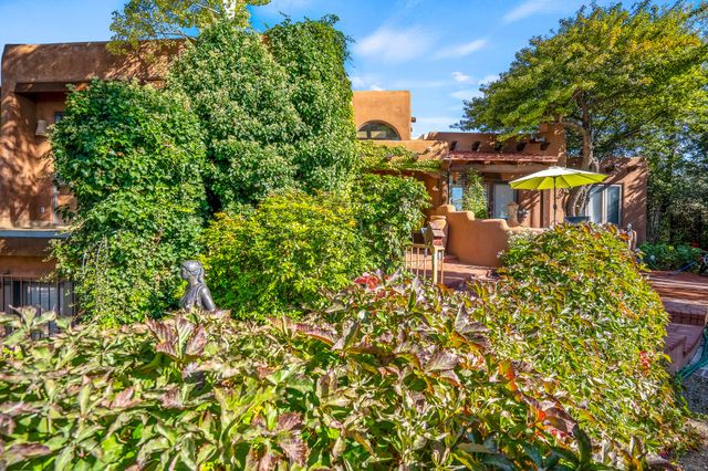 1079 Encantado Drive NE, Santa Fe, NM 87501