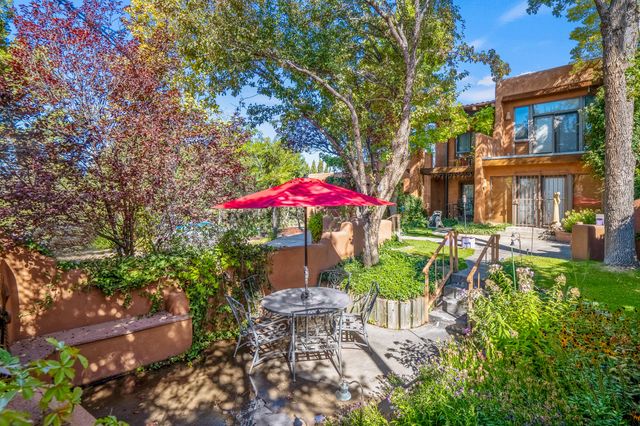 1079 Encantado Drive NE, Santa Fe, NM 87501