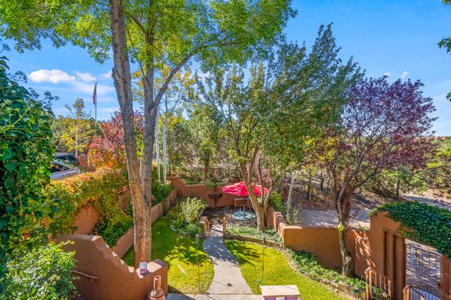 1079 Encantado Drive NE, Santa Fe, NM 87501