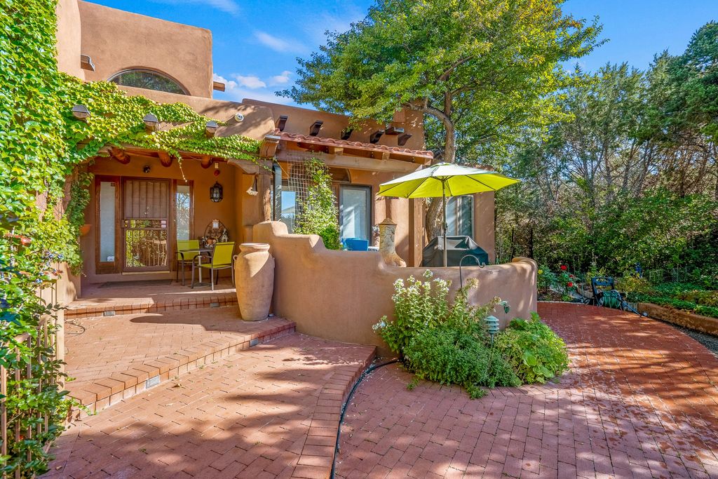 1079 Encantado Drive NE, Santa Fe, NM 87501
