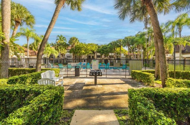 540 S Park Road 111-9, Hollywood, FL 33021
