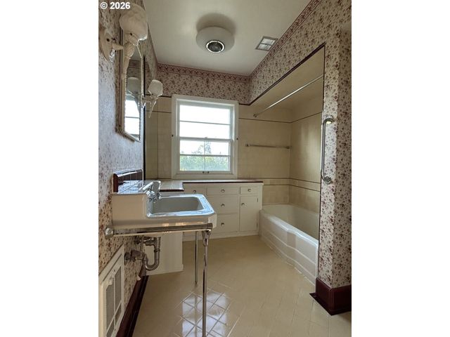 3353 Sw DOLPH Ct, Portland, OR 97219