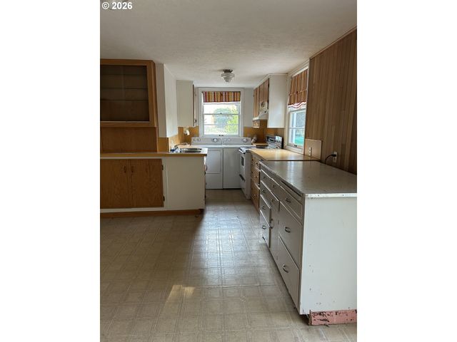 3353 Sw DOLPH Ct, Portland, OR 97219