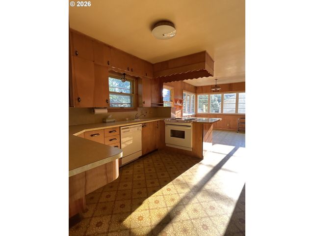 3353 Sw DOLPH Ct, Portland, OR 97219