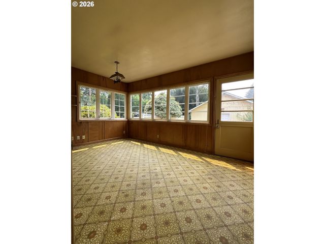 3353 Sw DOLPH Ct, Portland, OR 97219