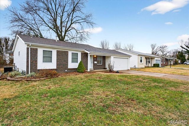 518 Fox Crest Drive, Hazelwood, MO 63042