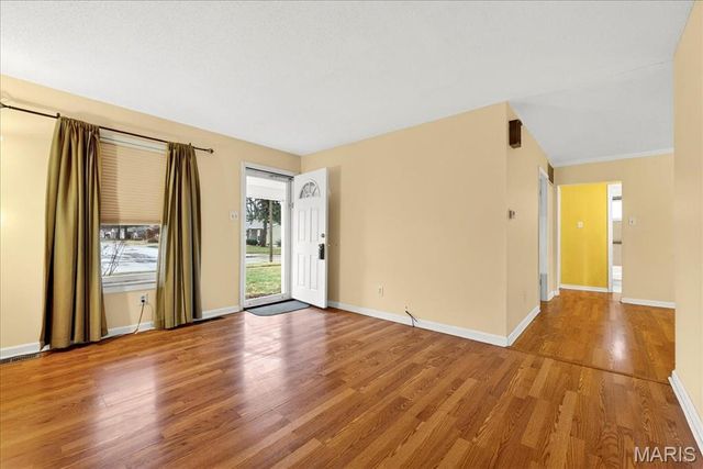 518 Fox Crest Drive, Hazelwood, MO 63042