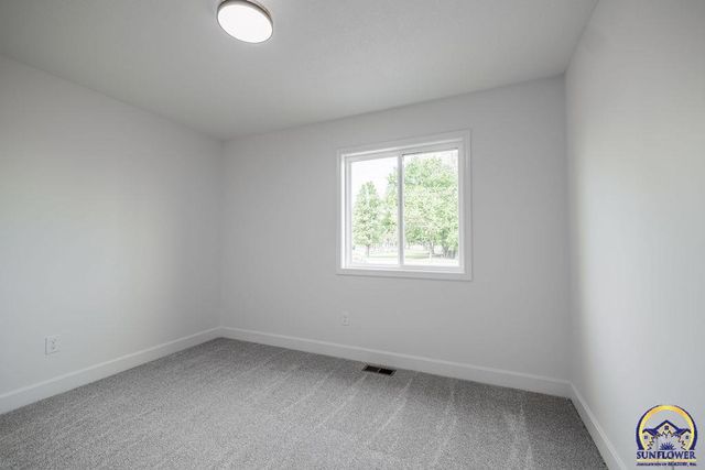 1928 NW Vail CT, Topeka, KS 66608