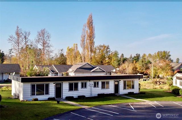 814 5th St, Steilacoom, WA 98388