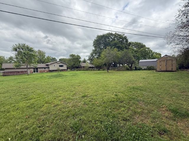 1902 W Granite Street, Siloam Springs, AR 72761