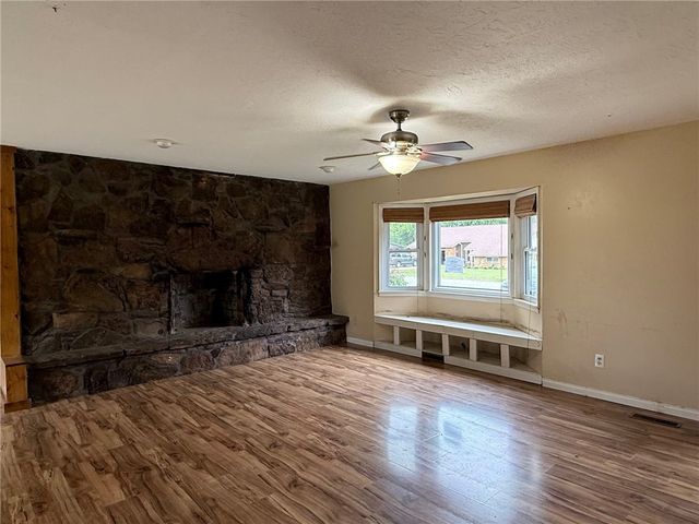 1902 W Granite Street, Siloam Springs, AR 72761