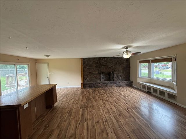 1902 W Granite Street, Siloam Springs, AR 72761