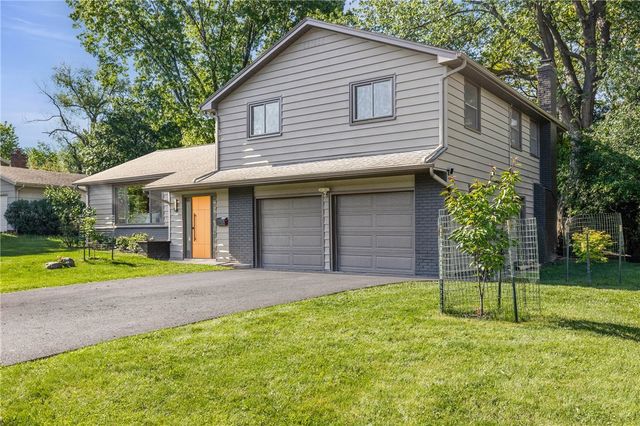 100 Hibiscus Dr, Brighton, NY 14618
